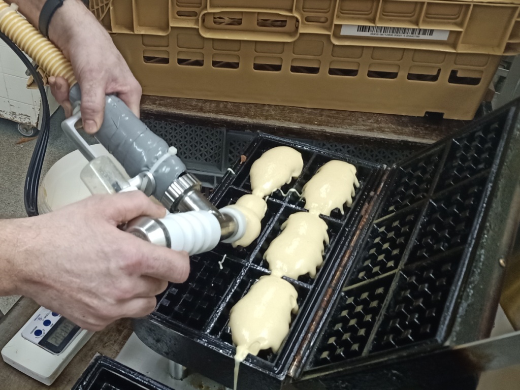 vanille cakewafels geautomatisserd, bakkerij rob janssen,08 automatisch doseren in wafelijzer(1) elsloo, zuid limburg, kerstmis, nieuwjaar, jaarwissel,