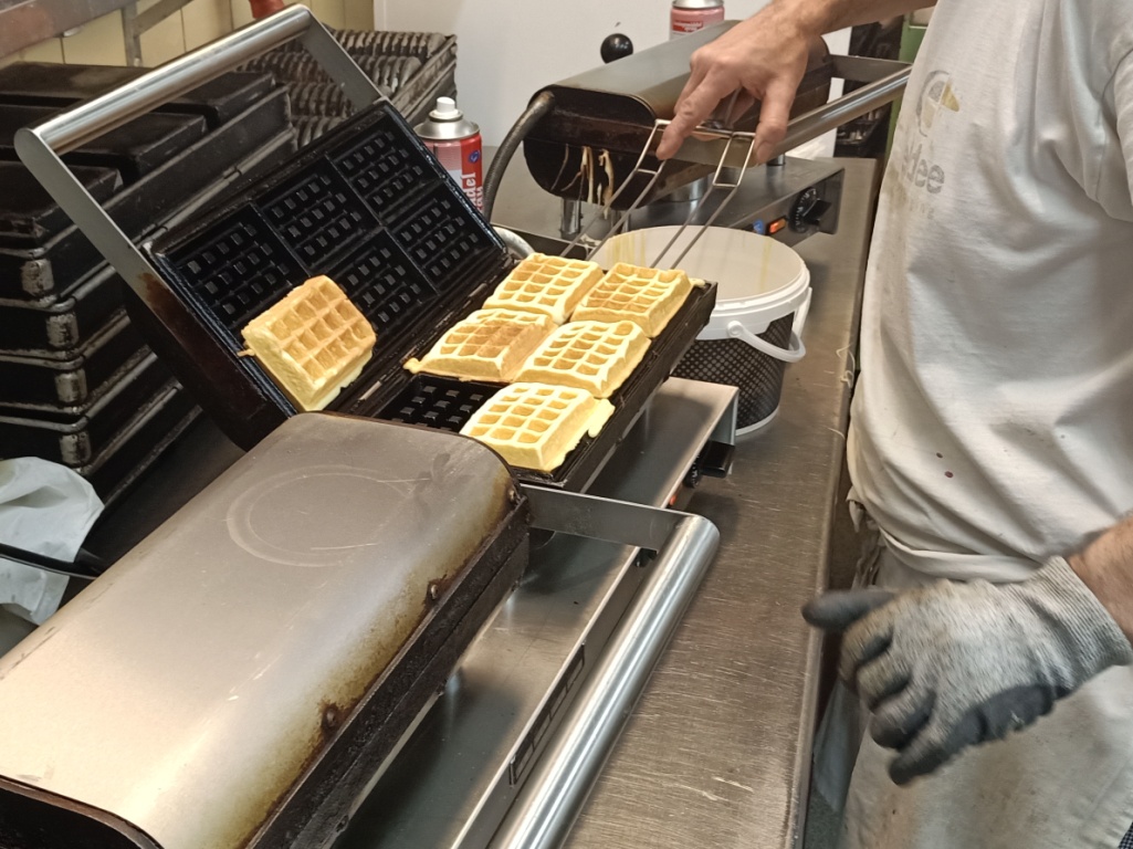 vanille cakewafels geautomatisserd, bakkerij rob janssen, 12 Opprikken vanille cakewafels(1)elsloo, zuid limburg, kerstmis, nieuwjaar, jaarwissel,